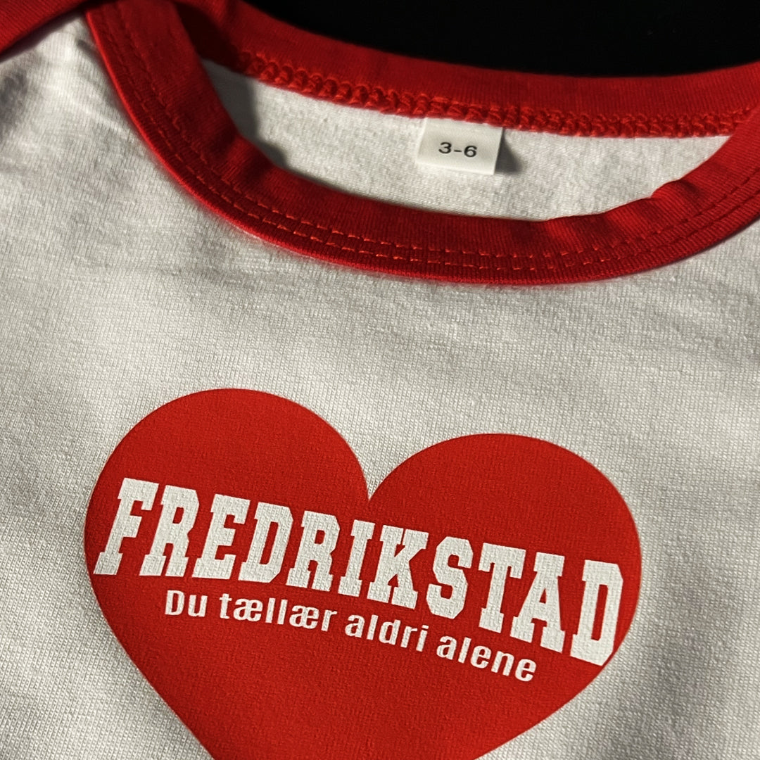 NYHET Body til baby - Du tællær aldri alene